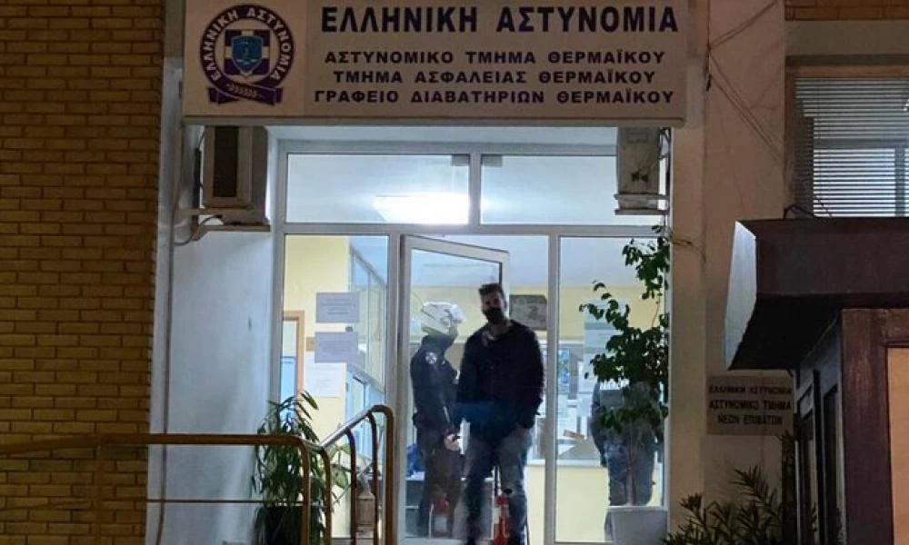 Θεσσαλονίκη: Επίθεση με μολότοφ στο αστυνομικό τμήμα Θερμαϊκού
